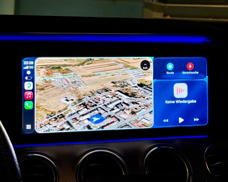 Mercedes-Benz - Apple CarPlay - CarPlay apps on the car display